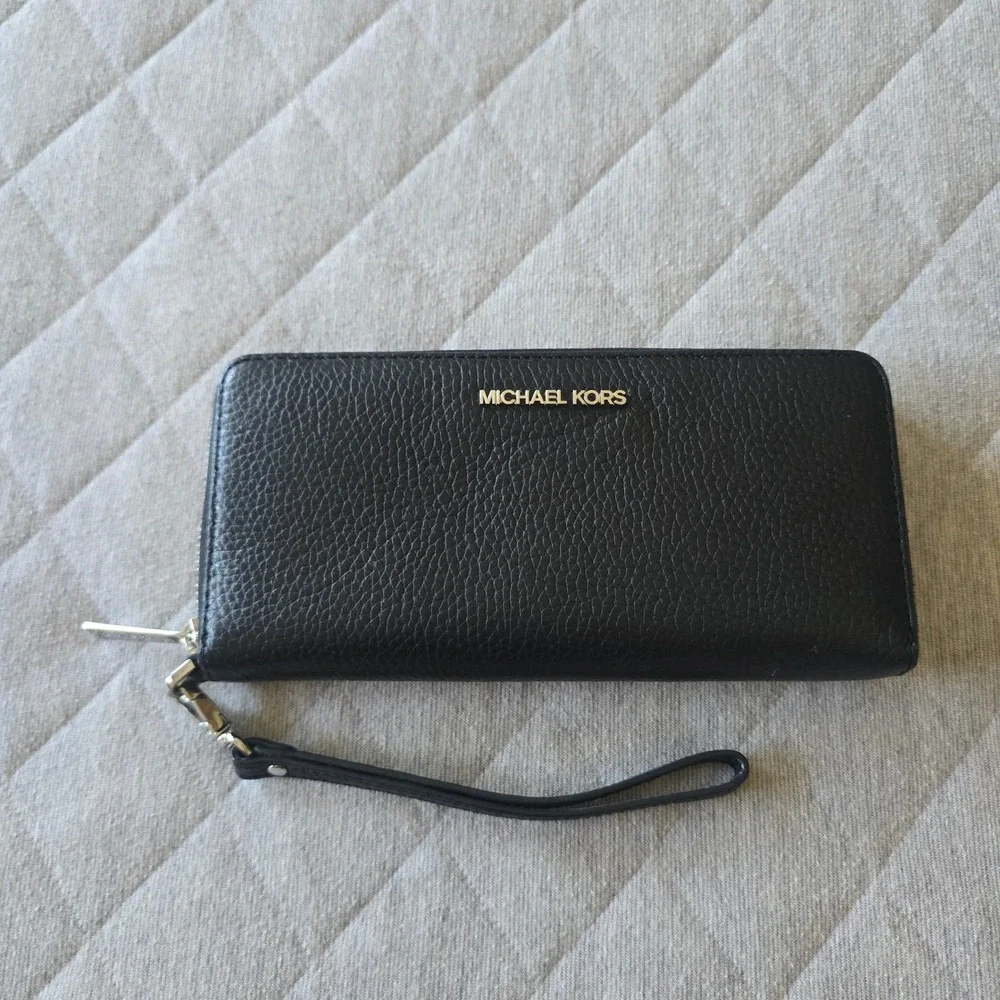 Michael Kors Jet Set Travel Large Peddled Leather Wrislet Wallet Black
